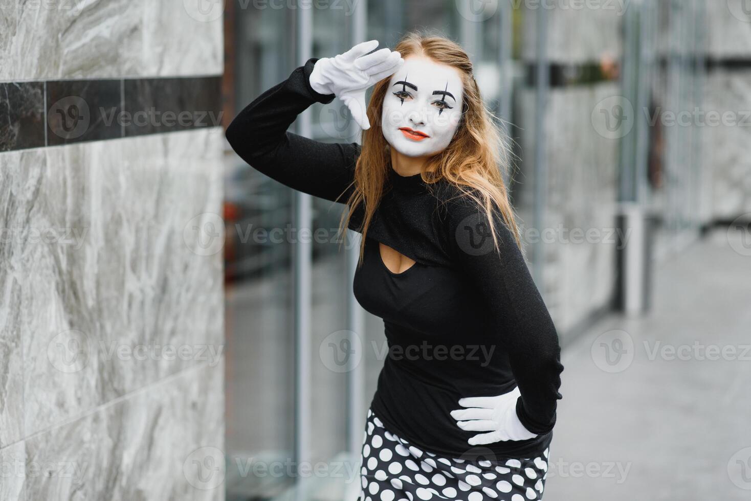 el niña con maquillaje de el mímica. improvisación. foto