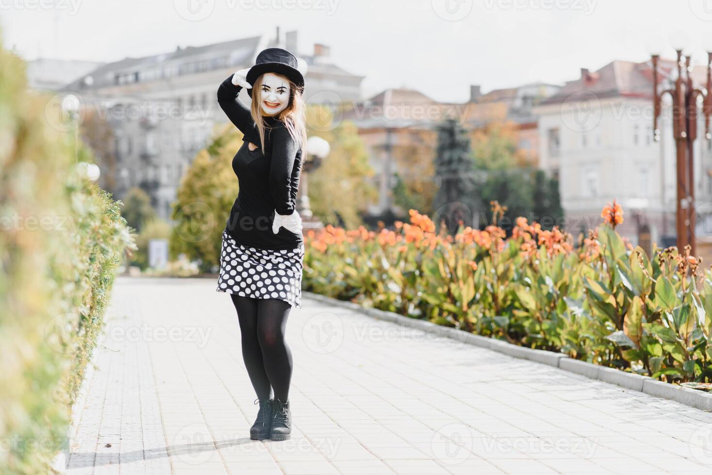 el niña con maquillaje de el mímica. improvisación. mímica muestra diferente emociones foto