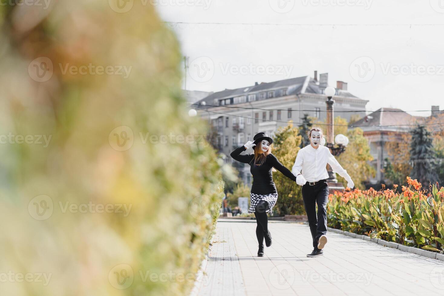 un Pareja de alegre mimos. él prisa en un fecha. foto