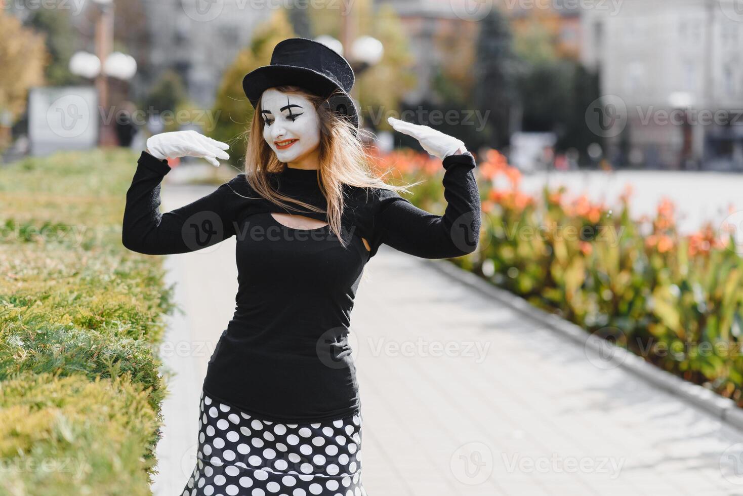 el niña con maquillaje de el mímica. improvisación. mímica muestra diferente emociones foto