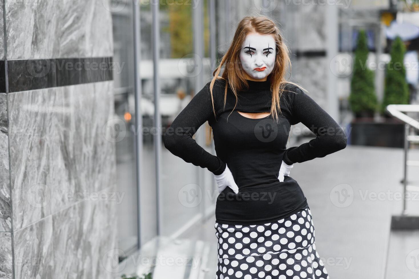 el niña con maquillaje de el mímica. improvisación. mímica muestra diferente emociones foto