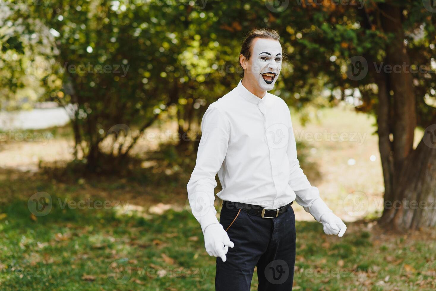 retrato de un hombre, artista, payaso, mímica. muestra algo. mímica actor muestra diferente emociones foto