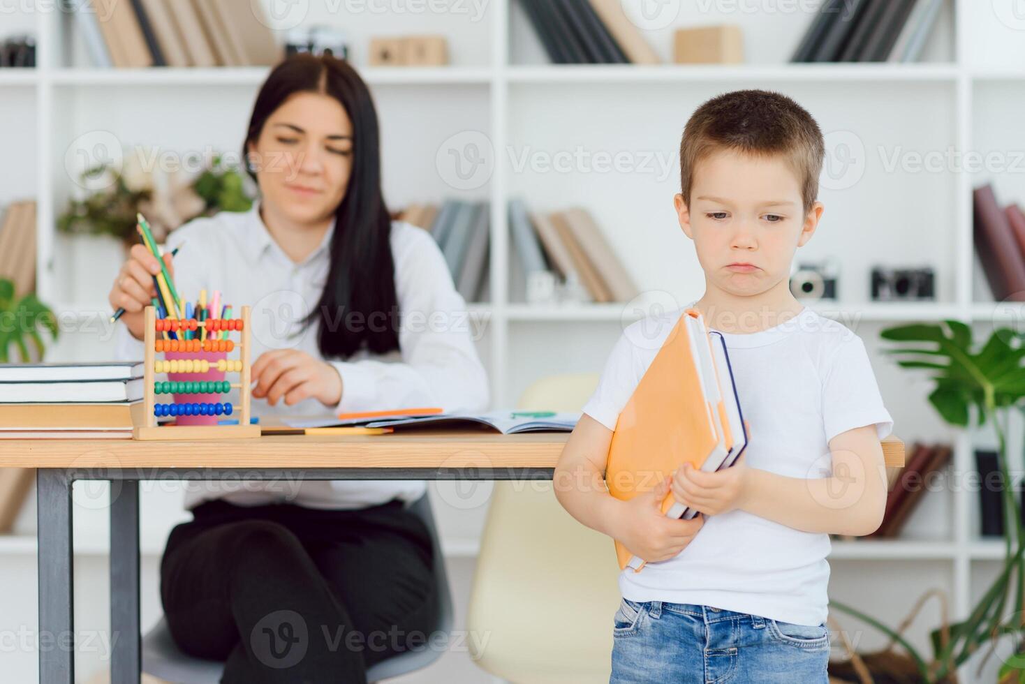 retrato de un privado tutor en el oficina. el concepto de después del colegio educación foto