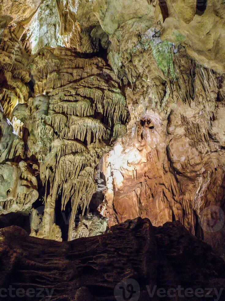 estalactita y estalagmita cueva foto