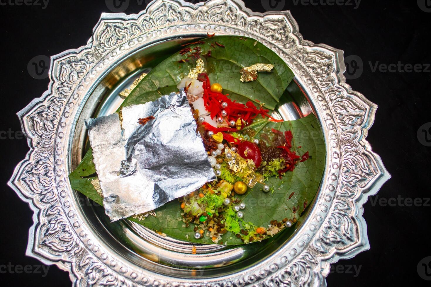 indian rupa paan masala on betel leaf top view photo