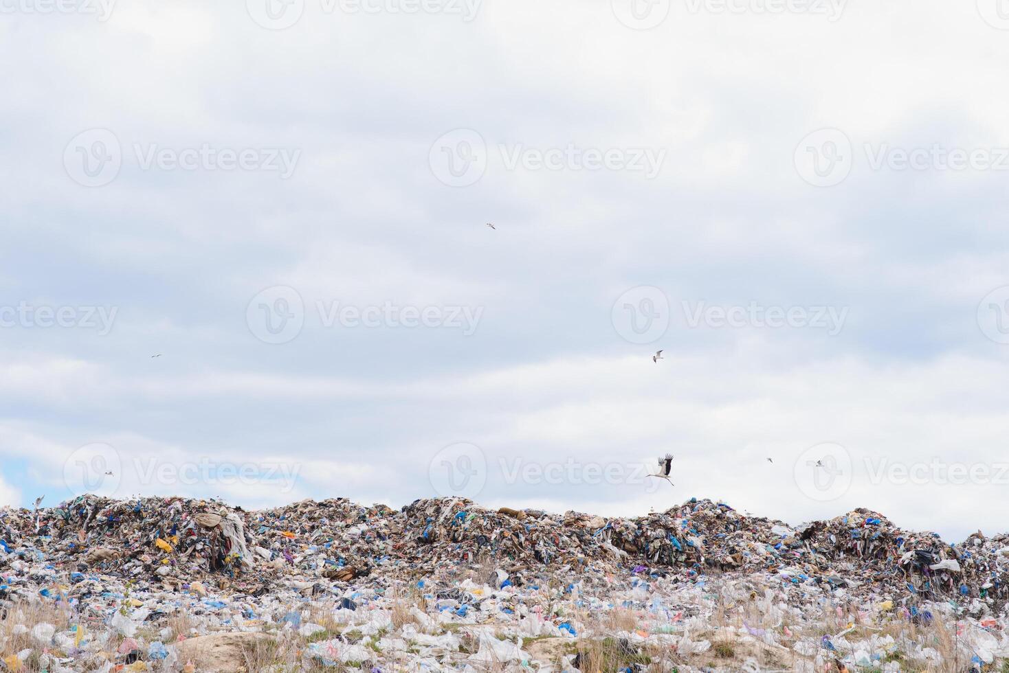 tierra con basura, basura tugurio paisaje de ecológico dañar contaminado tierra., el plastico chatarra en vertedero, ambiental problemas contaminación, residuos o basura desde casa en residuos vertedero foto