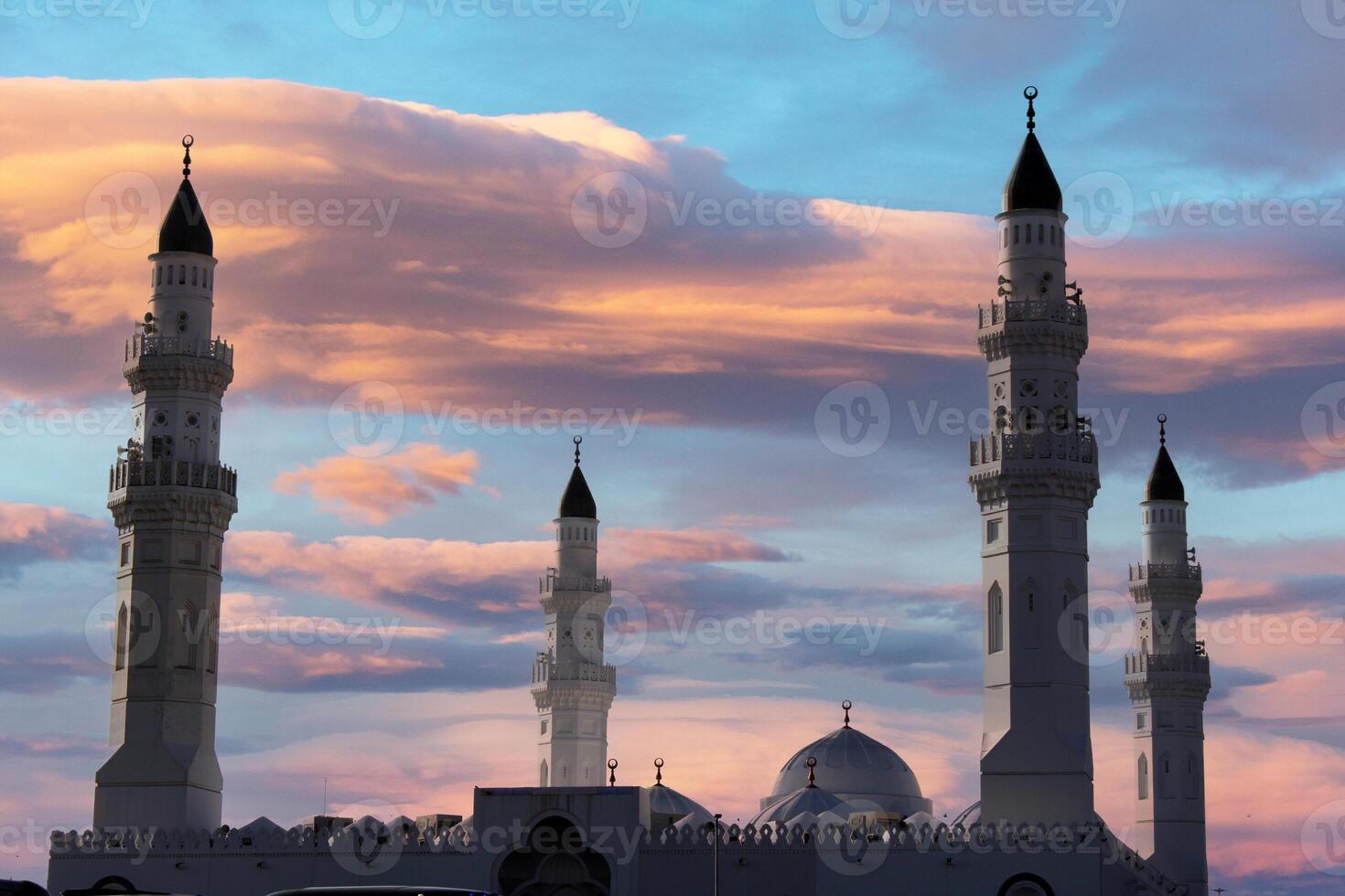 el quba mezquita es un mezquita situado en medina, en el hejazi región de saudi arabia, construido en el toda la vida de el islámico profeta Mahoma en el 7mo siglo. foto