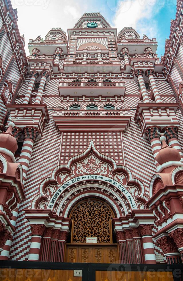 hermosa arquitectura de Jami ul-alfar mezquita o el rojo mezquita un icónico y más popular histórico mezquita en colombo, sri lanka. eso estaba construido en 1908 y es uno de el puntos de referencia en colombo. foto