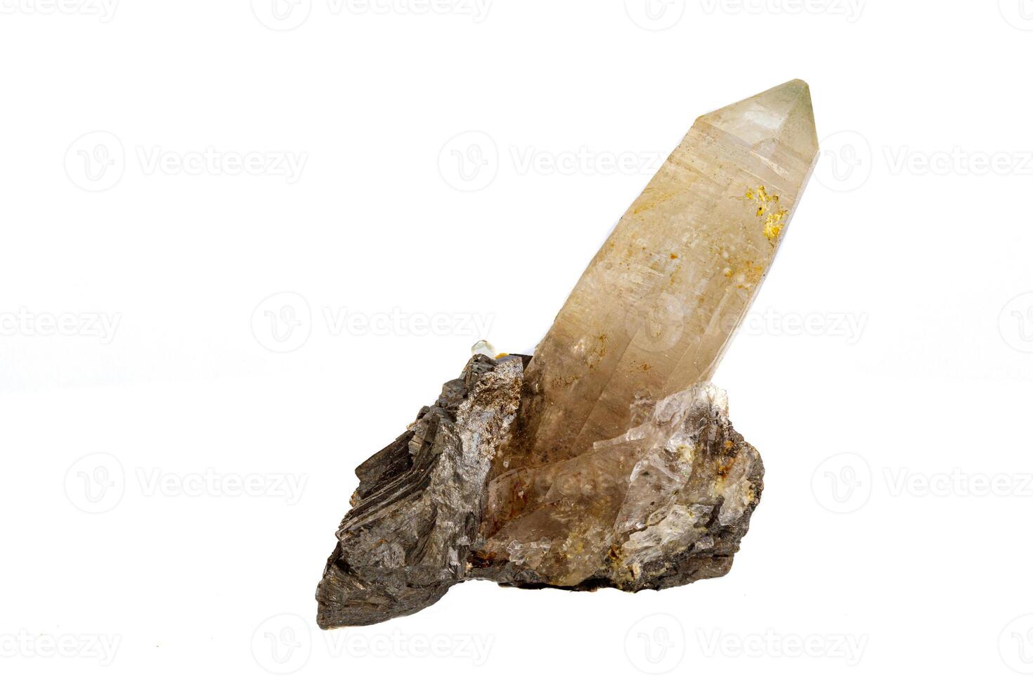 macro Roca mineral cuarzo con arsenopirita en un blanco antecedentes foto