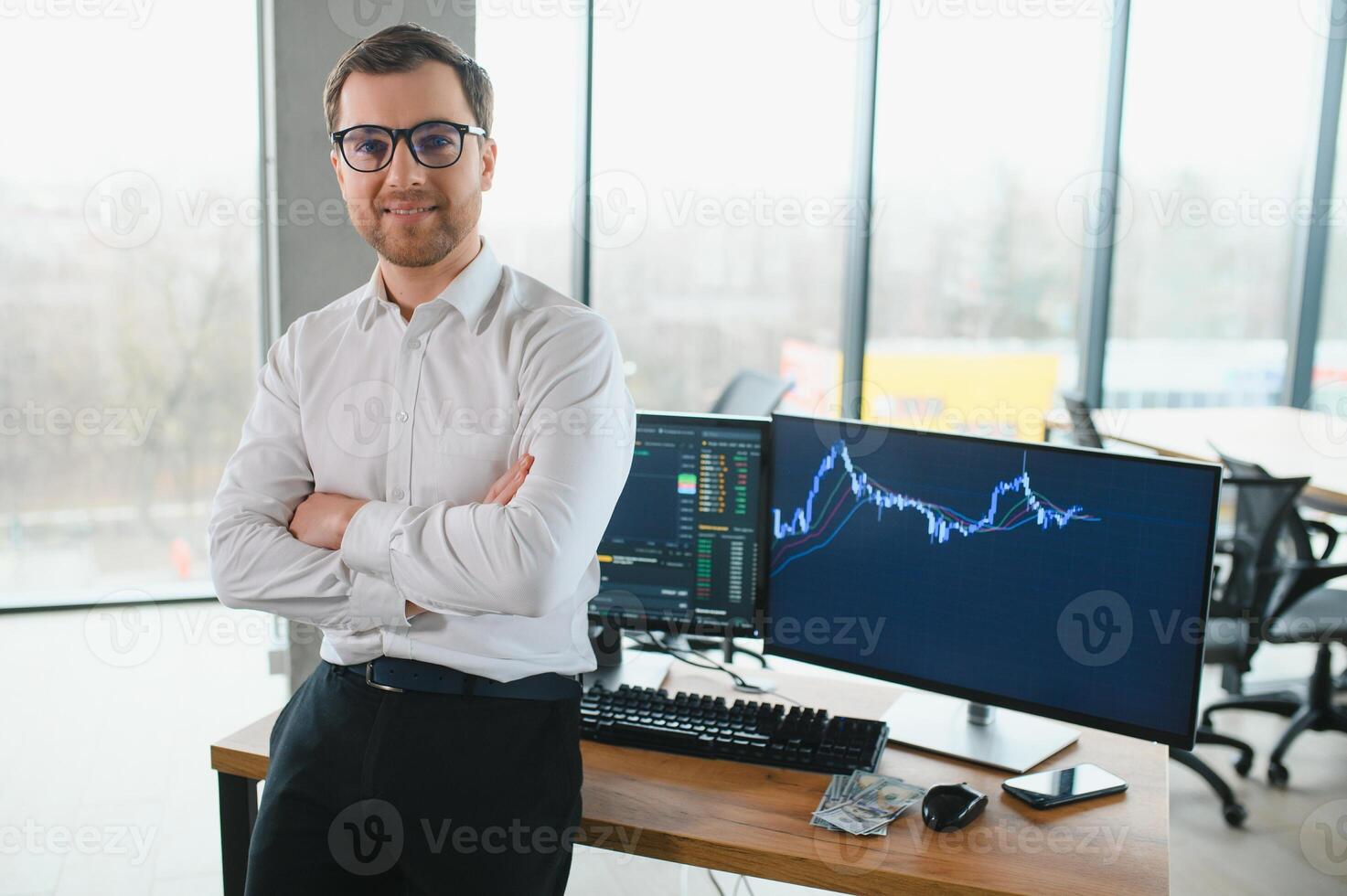 grave negocio hombre comerciante analista mirando a computadora monitor, inversor corredor analizando índices, financiero gráfico comercio en línea inversión datos en criptomoneda valores mercado grafico en ordenador personal pantalla. foto