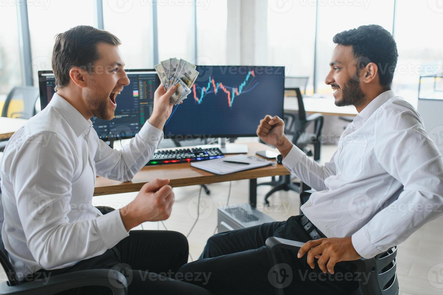 dos hombres comerciantes sentado a escritorio a oficina juntos supervisión cepo datos vela cartas en pantalla analizando precio fluir sonriente alegre teniendo lucro trabajo en equipo concepto foto