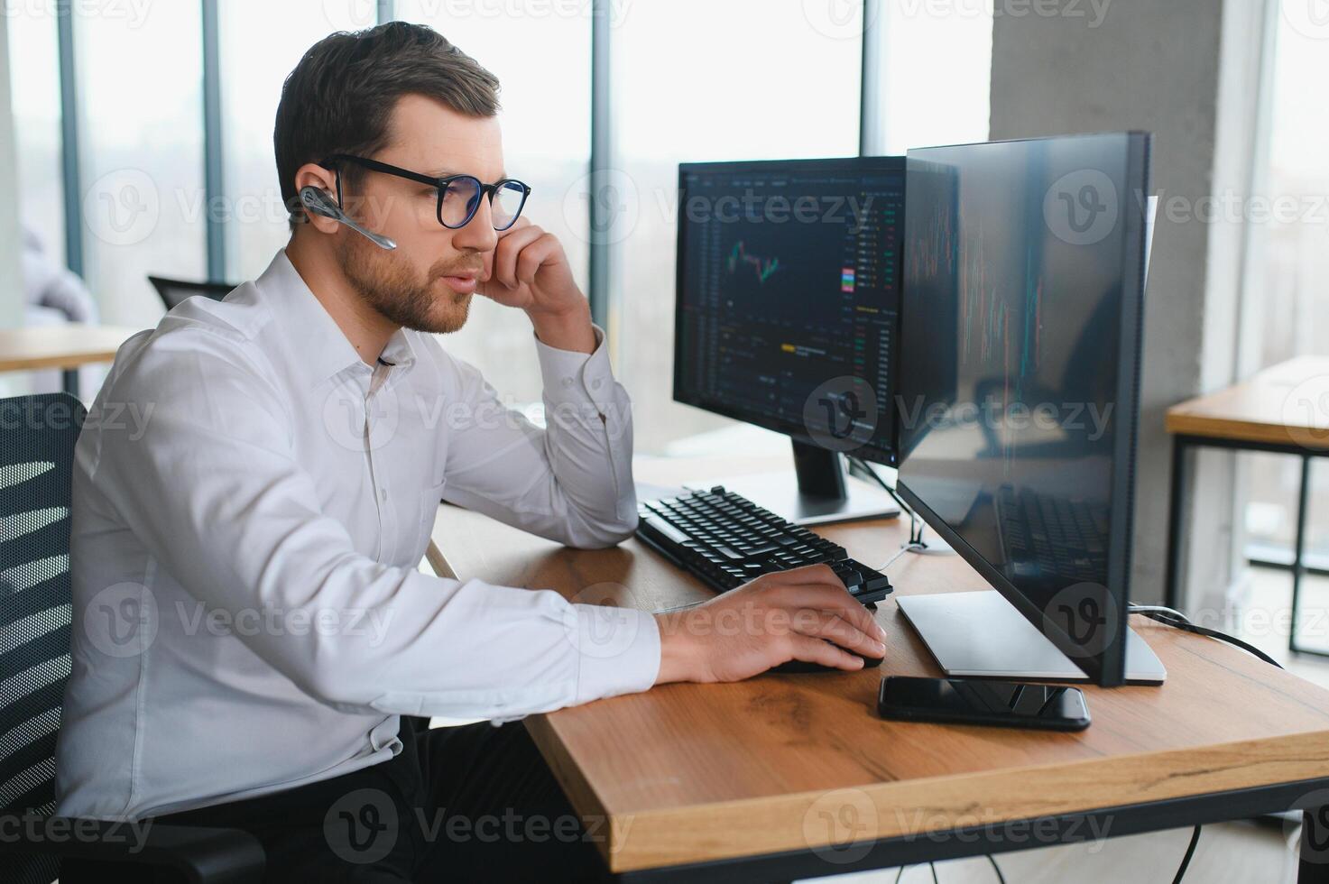 grave negocio hombre comerciante analista mirando a computadora monitor, inversor corredor analizando índices, financiero gráfico comercio en línea inversión datos en criptomoneda valores mercado grafico en ordenador personal pantalla. foto