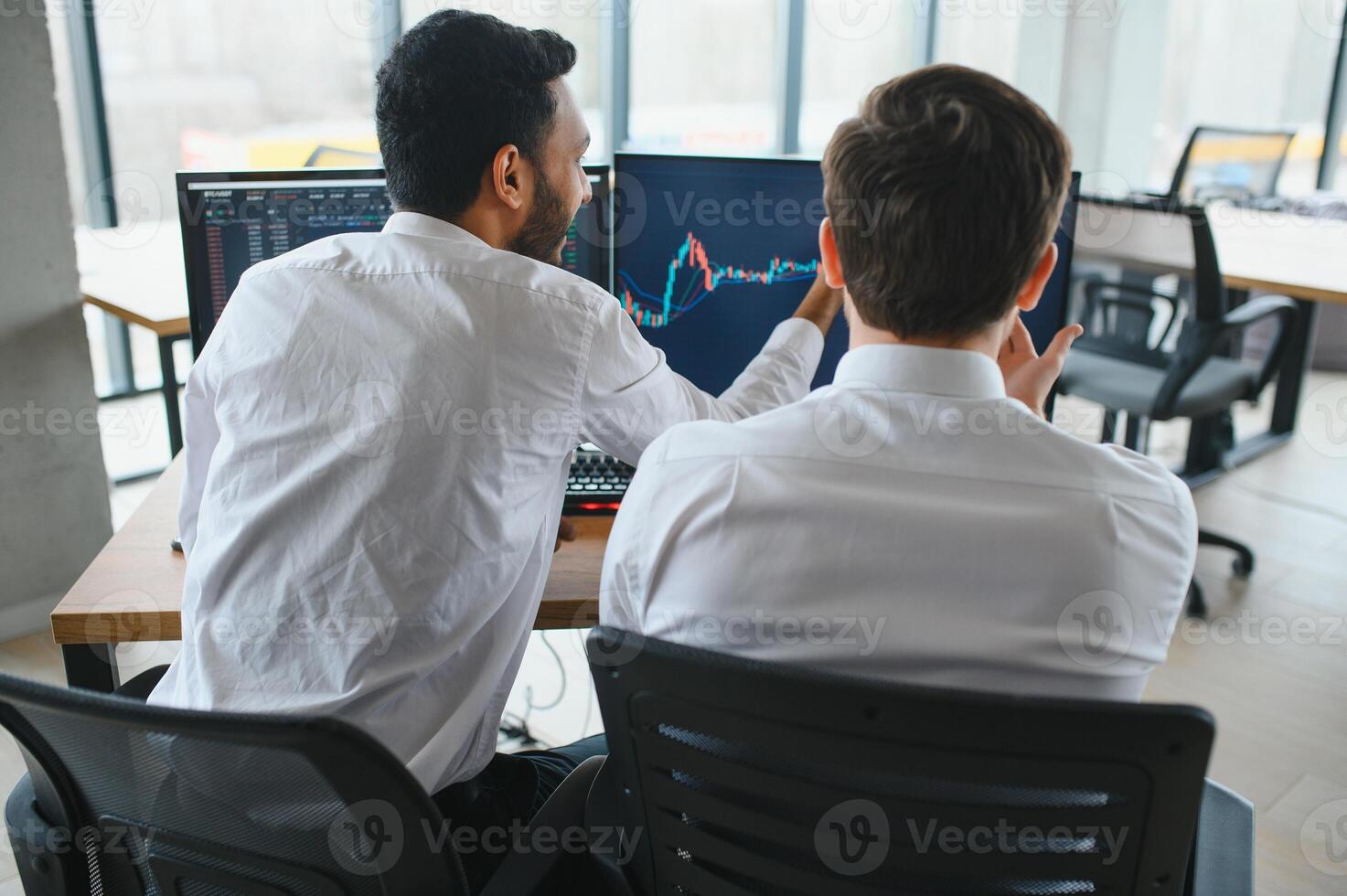 dos hombres comerciantes sentado a escritorio a oficina juntos supervisión cepo datos vela cartas en pantalla analizando precio fluir sonriente alegre teniendo lucro trabajo en equipo concepto foto