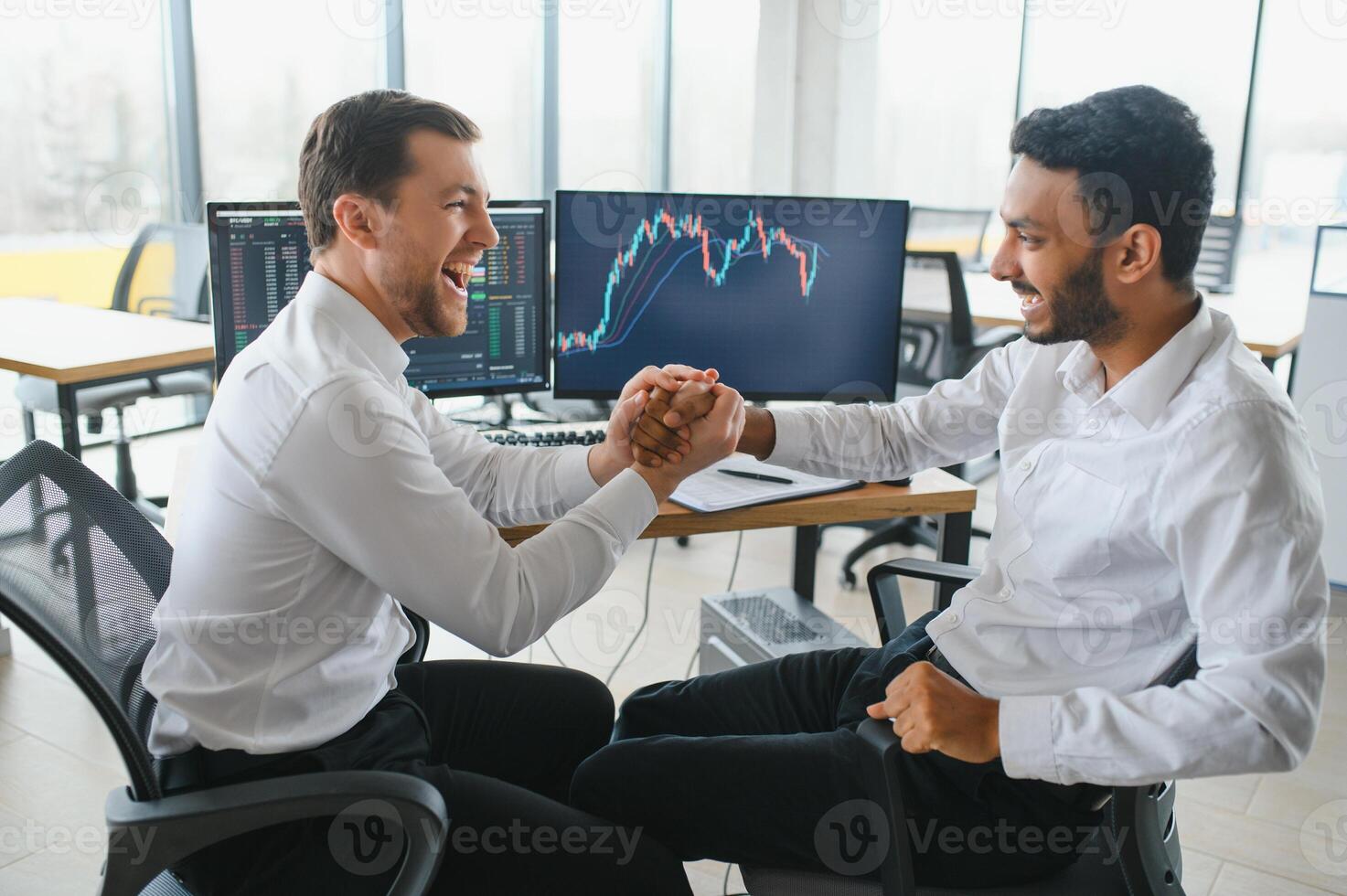 dos hombres comerciantes sentado a escritorio a oficina juntos supervisión cepo datos vela cartas en pantalla analizando precio fluir sonriente alegre teniendo lucro trabajo en equipo concepto foto