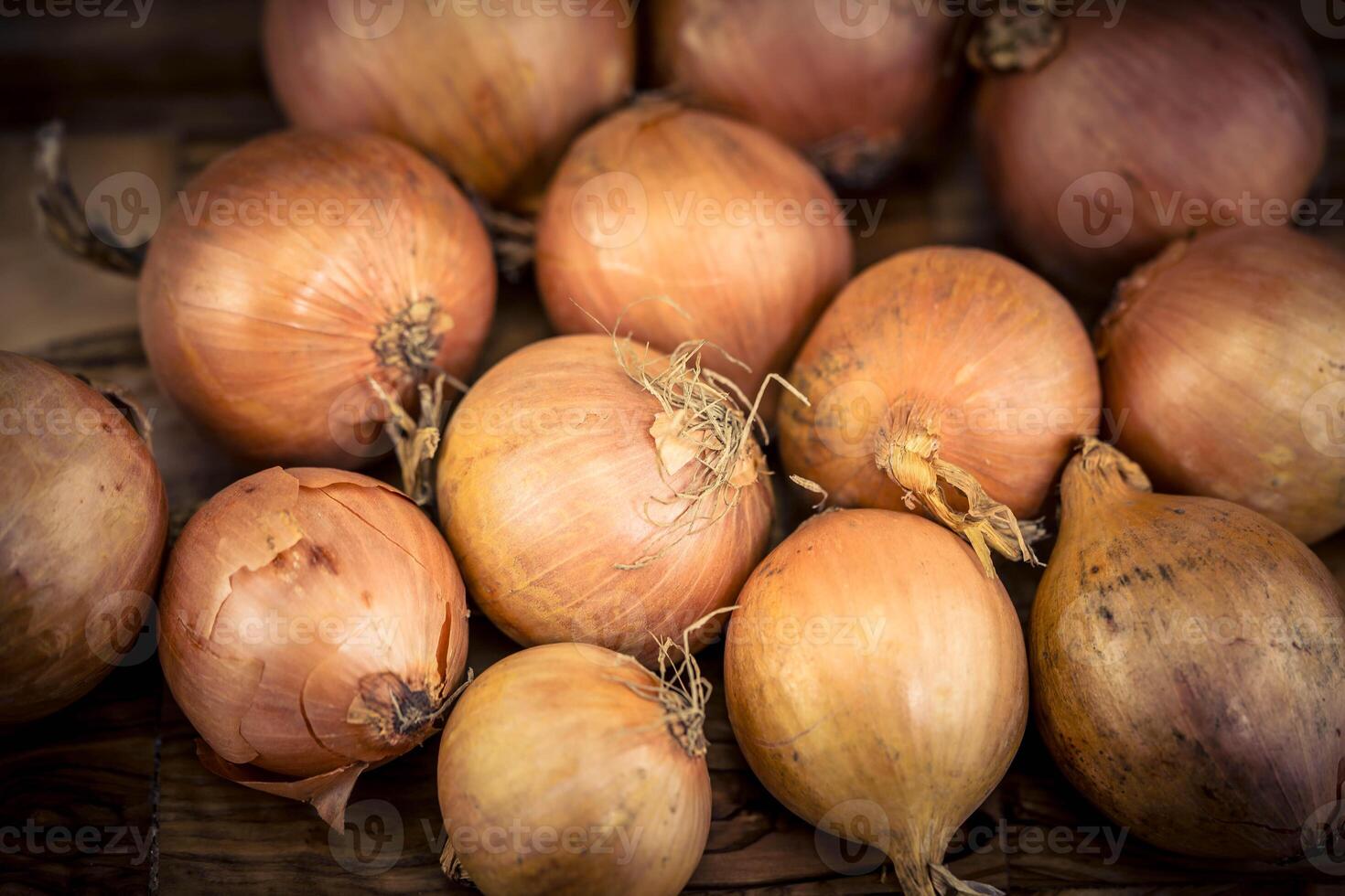 asado cebollas en aceituna madera foto