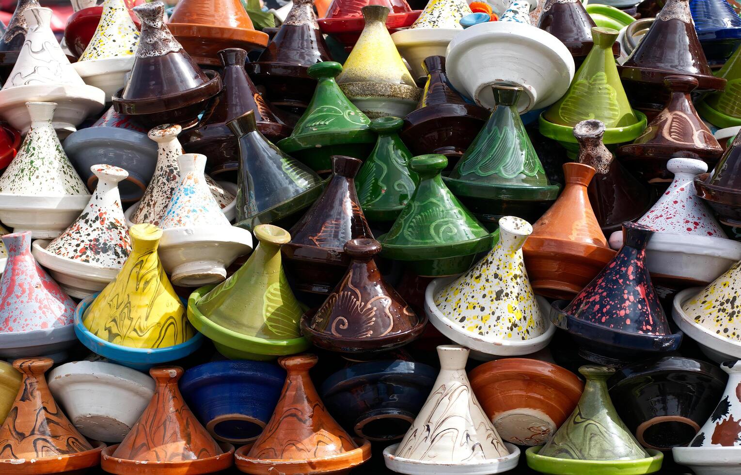 tradicional Tajine utensilios de cocina desplegado en un tradicional marroquí mercado, zoco, en Marrakech. Marruecos, África. foto