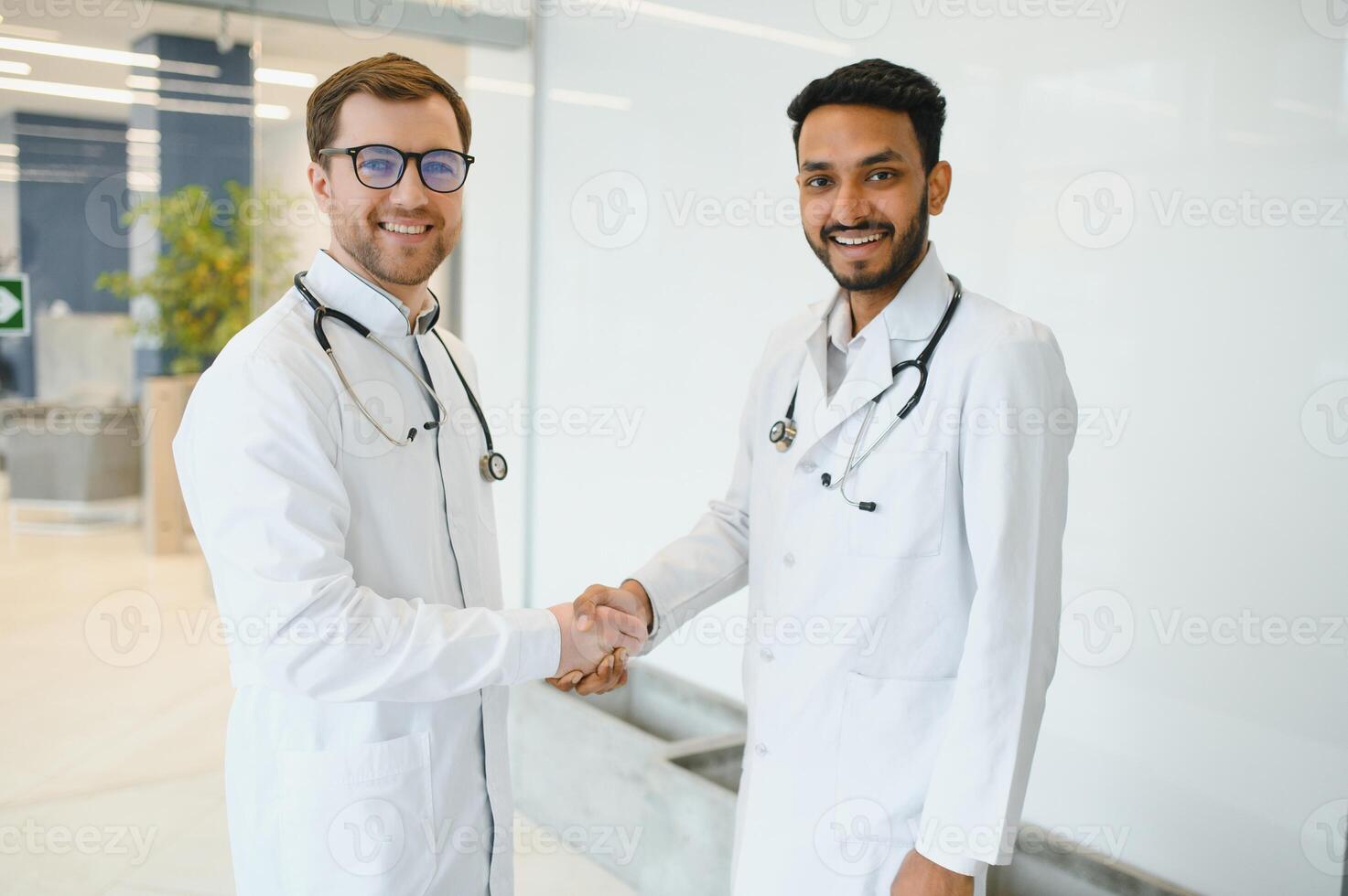 un indio médico con un europeo médico colega. multirracial equipo concepto foto