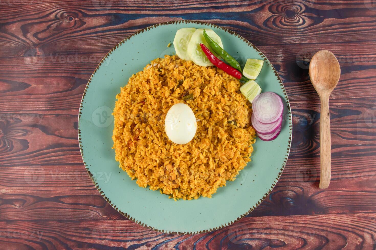 picante huevo pulao, polao, biryani, mandy, kacchi con huevo y ensalada servido en plato aislado en mesa parte superior ver de indio comida foto
