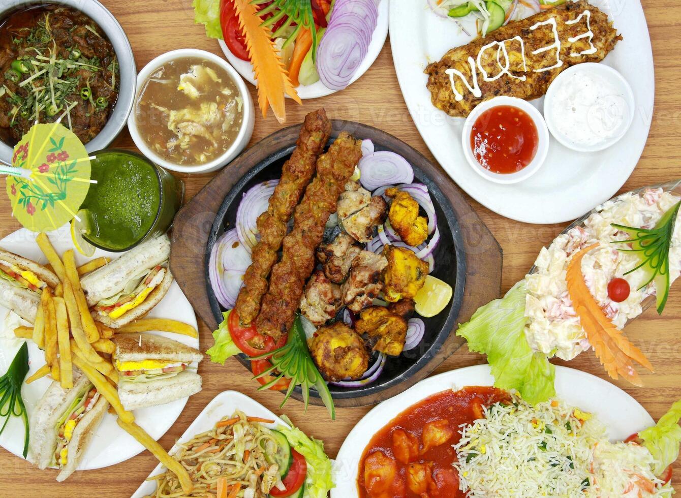pollo shawarma plato, carne de vaca seekh kebab, pollo malai boti, pollo tikka, pollo manchuriano, frito club de arroz emparedado servido aislado en mesa lado ver de indio, clasificado pakistaní comida foto