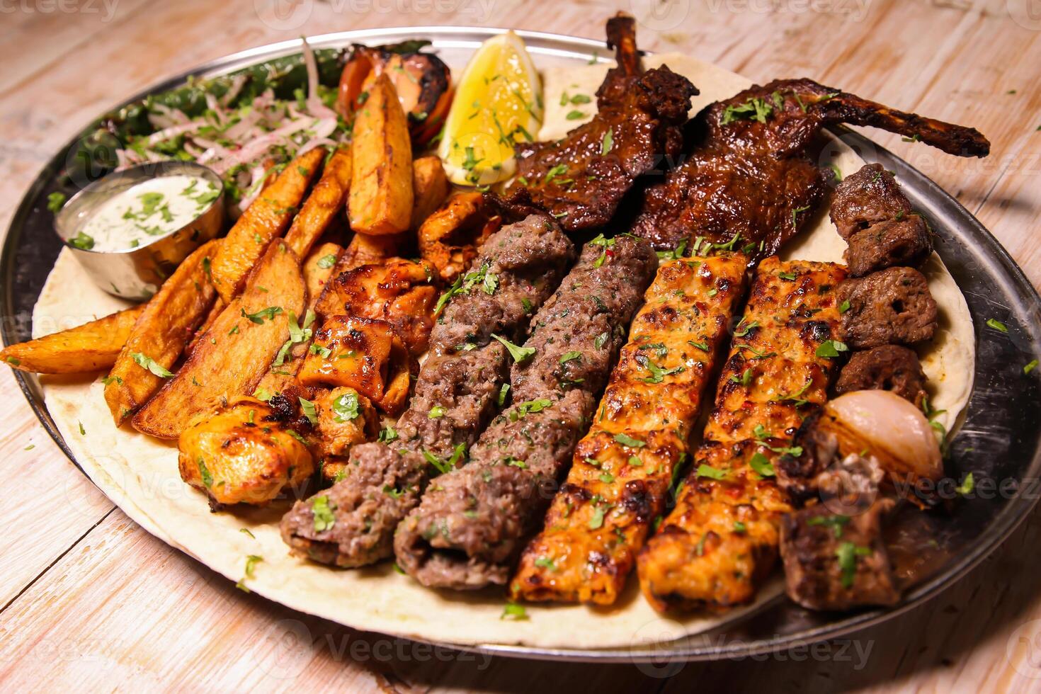 clasificado mezcla parrillas con pollo tikka, carne de vaca kebab, Carne de cordero brocheta, alas, boti, Malai, cortar, shish tawook servido en plato aislado en antecedentes parte superior ver de Arábica comida foto