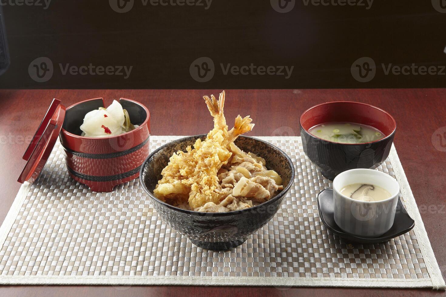 Cerdo suki y ebi manzoku don servido en un plato aislado en de madera mesa antecedentes lado ver de Singapur comida foto