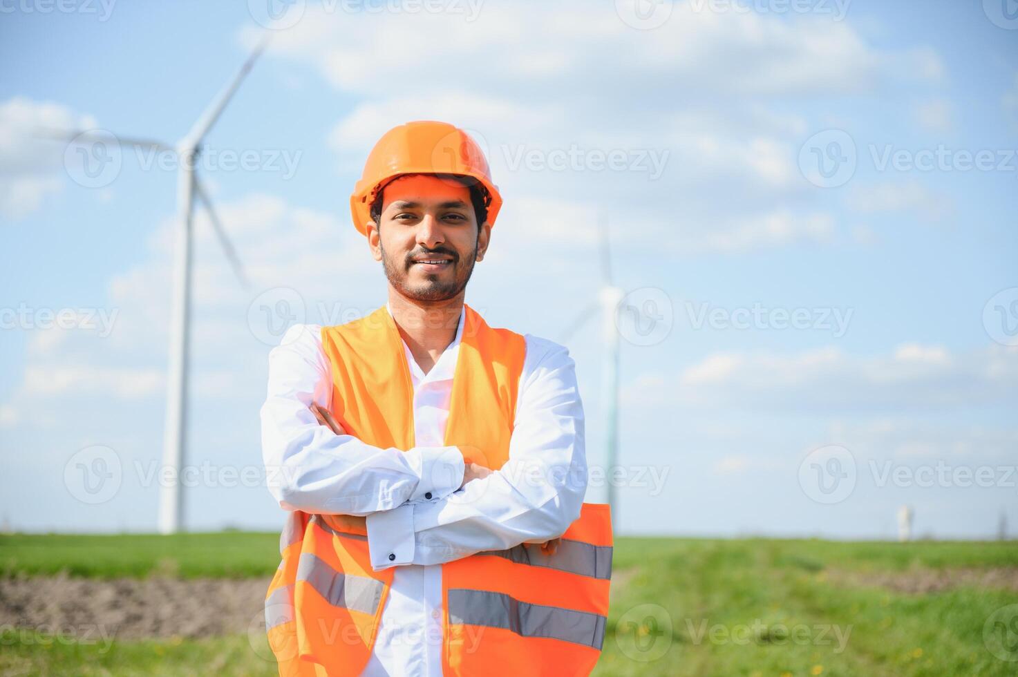 indio ingeniero en pie en contra molinos de viento foto
