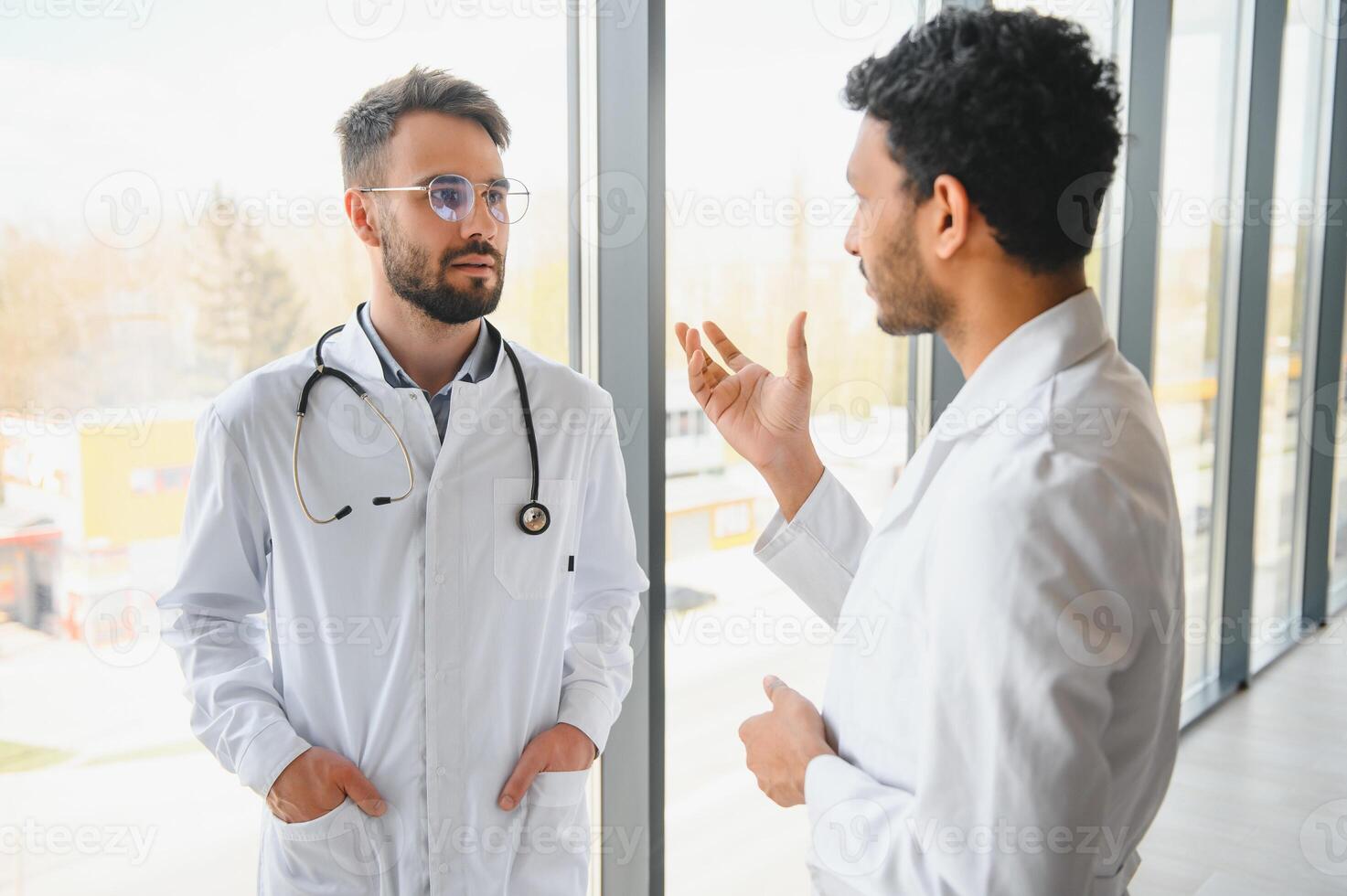 dos joven masculino doctores en el clínica foto