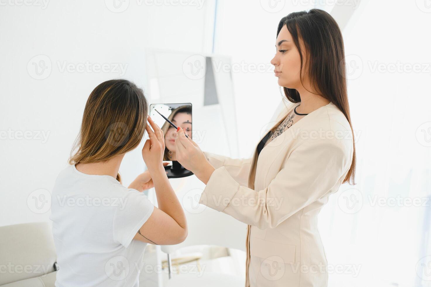 cosmetóloga aplicando permanente hacer arriba en Cejas- ceja tatuaje foto