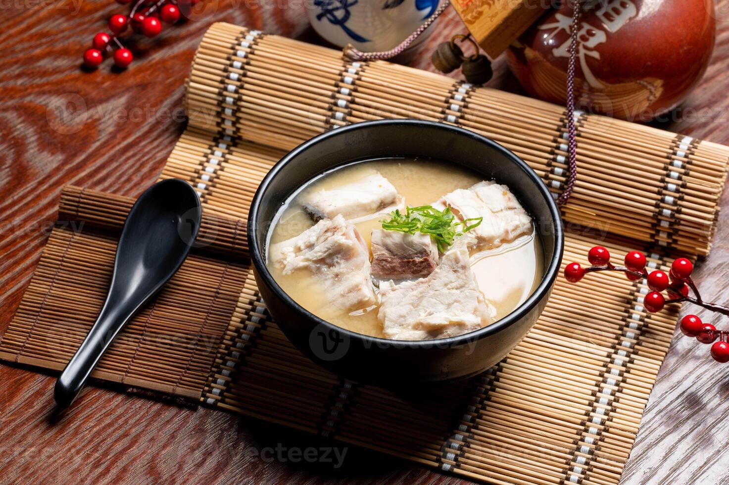 pescado hueso miso sopa en un cuenco con palillos aislado en estera lado ver de Taiwán comida foto