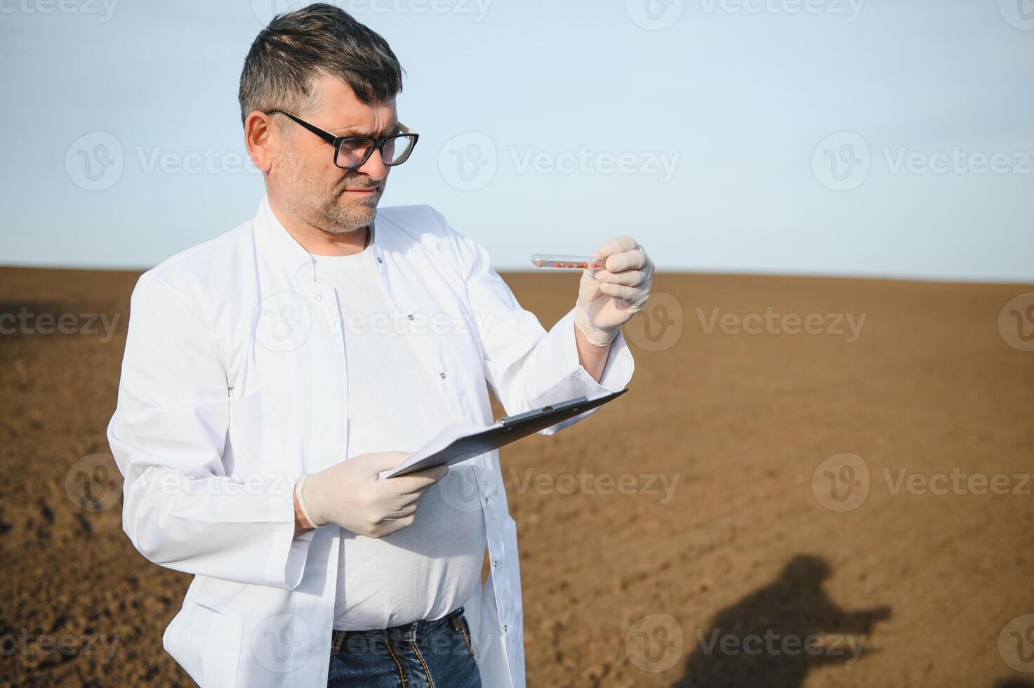 suelo muestreo. agrónomo tomando muestra con suelo Investigacion dechado. ambiental proteccion, orgánico suelo Certificación, investigación foto