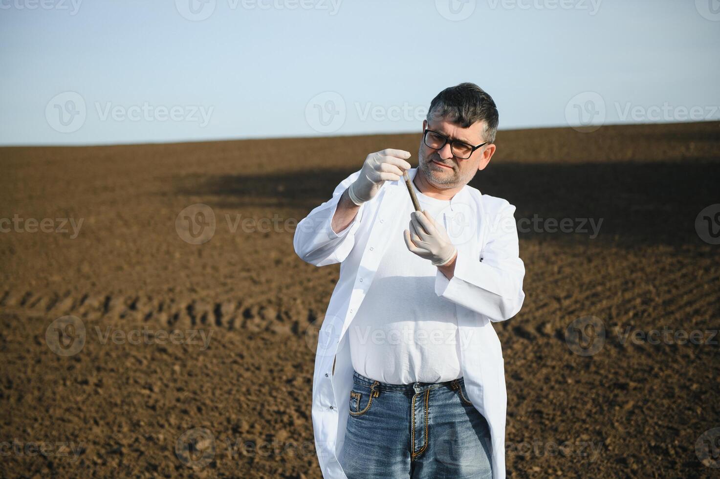 pov ver de granjero propietario controlar suelo calidad antes de semilla planta. futuro agricultura concepto. foto