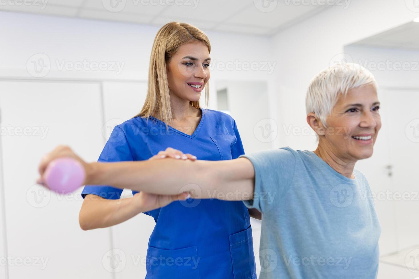 médico, formación y fisioterapia con pesa y antiguo mujer con enfermero para rehabilitación, apoyo y Jubilación. cuidado de la salud, ayuda y físico terapia con paciente y médico en enfermería hogar foto