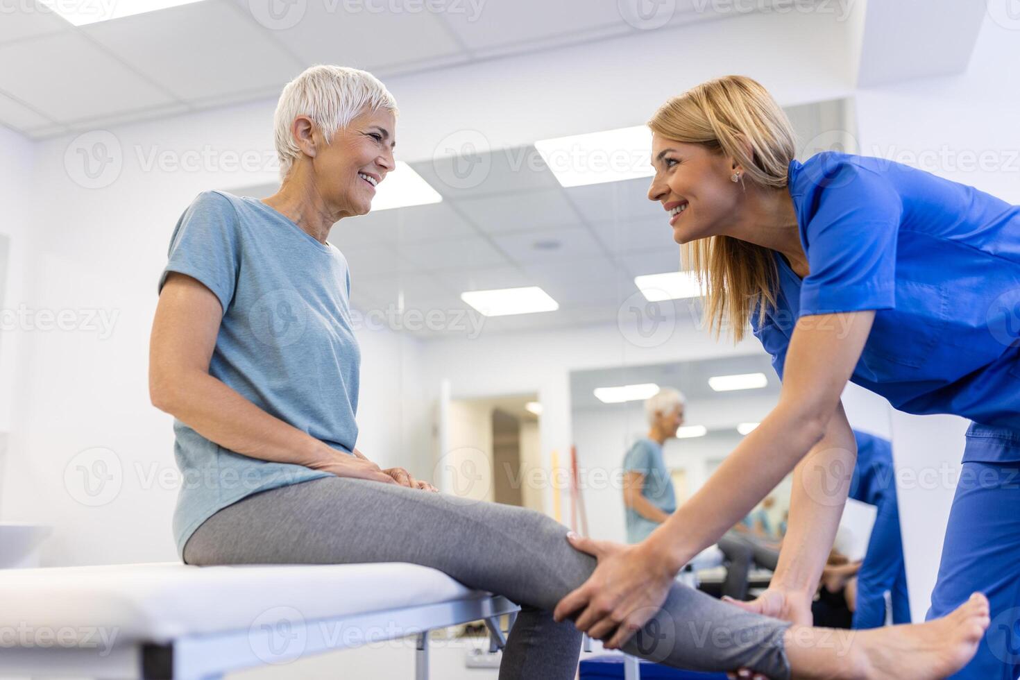 fisioterapia doctor, mayor paciente y pierna cirugía, físico terapia y ortopédico cicatrización. fisioterapeuta, quiropráctico y enfermero ayuda mayor lesión, osteoporosis y artritis rehabilitación foto