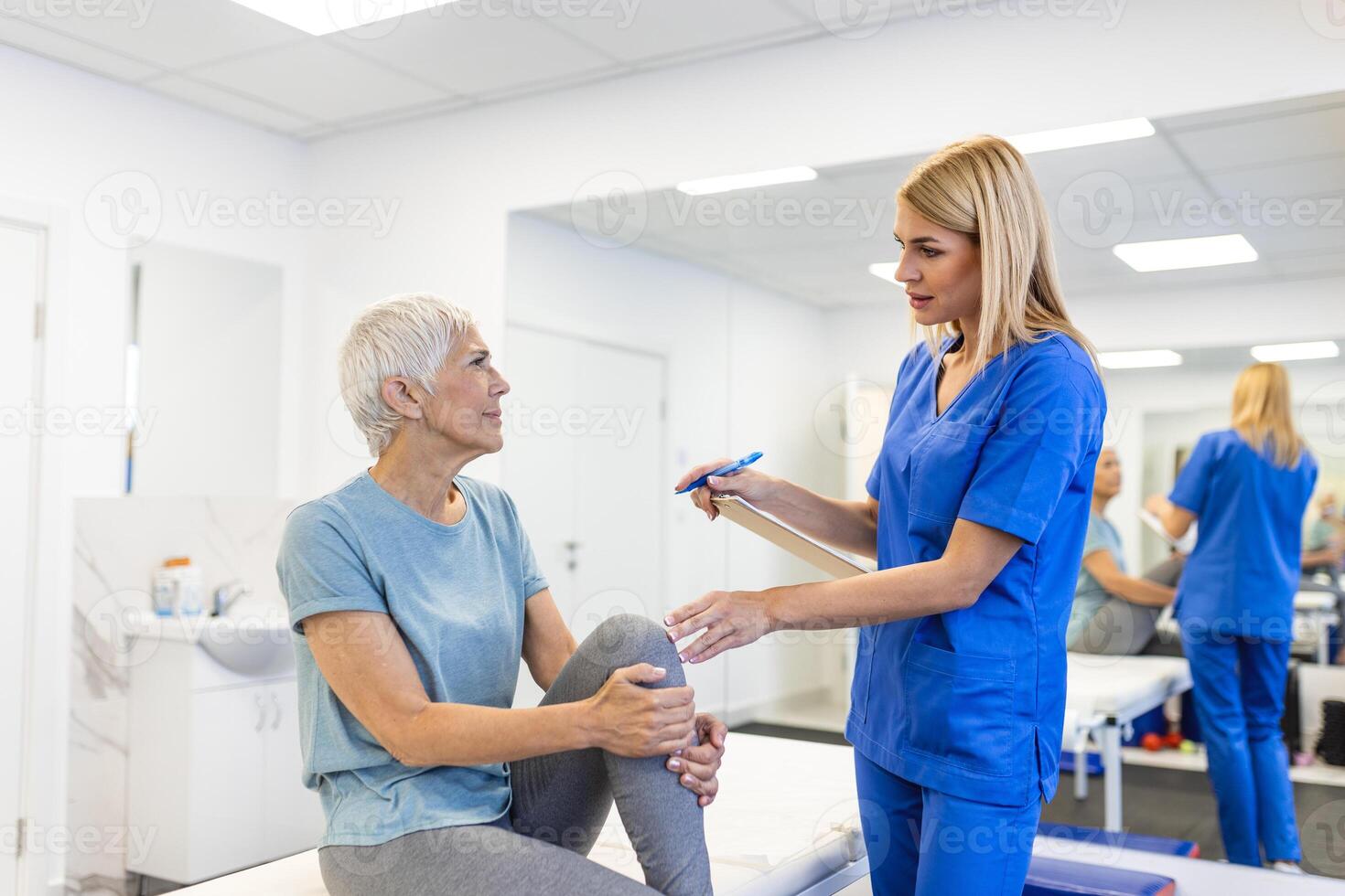 Senior female patients consulted physiotherapists with knee pain problems for examination and treatment. Rehabilitation physiotherapy concept. photo