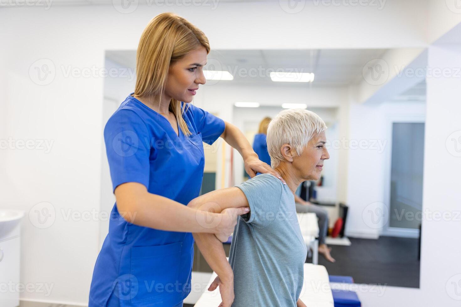 médico o fisioterapeuta trabajando examinando tratando lesionado brazo de mayor paciente, extensión y ejercicio, haciendo el rehabilitación terapia dolor en clínica. foto