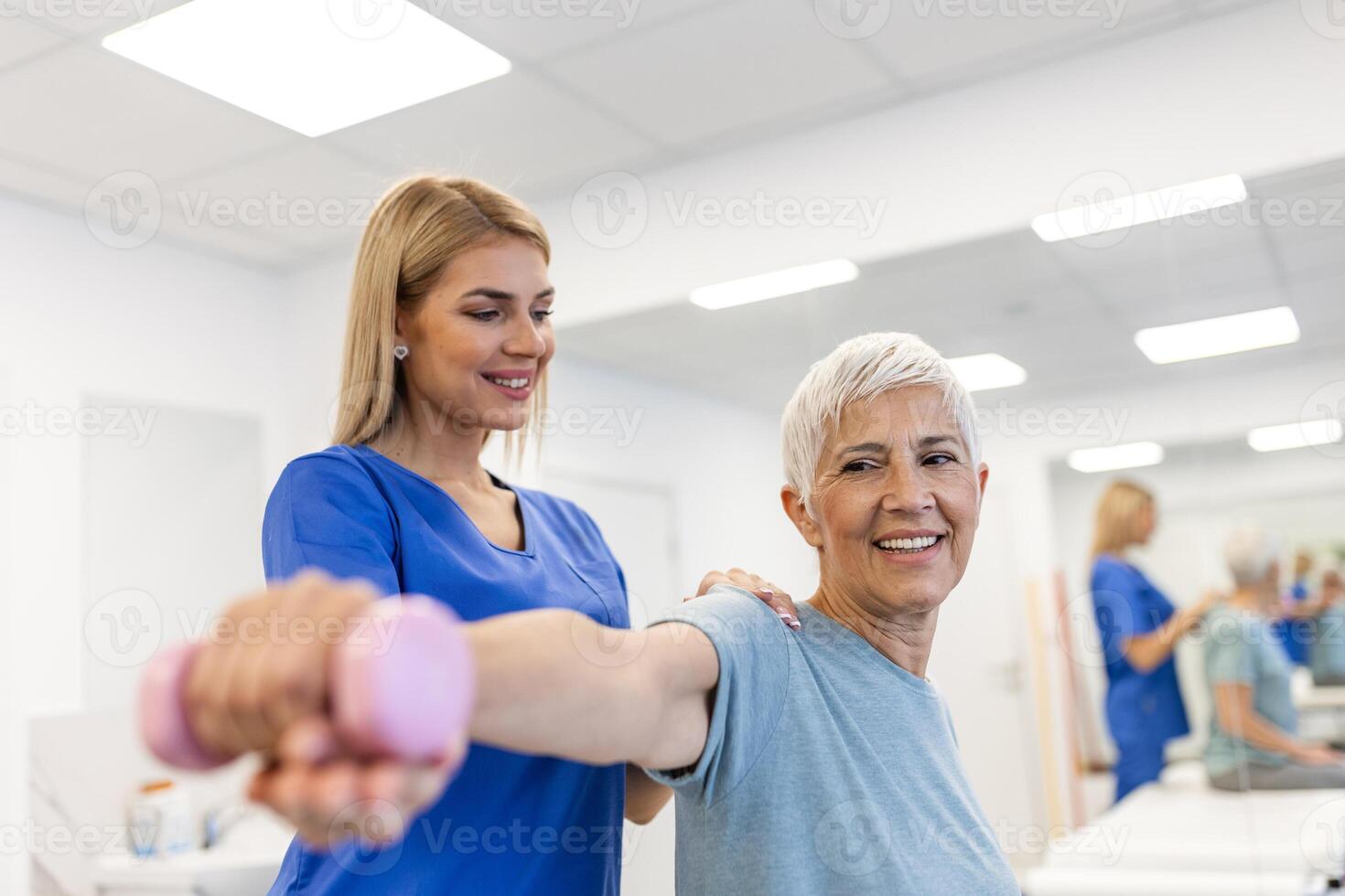 profesional terapeutas es extensión músculos, mayor paciente con anormal muscular síntomas, físico rehabilitación terapias y tratamiento de fisiológico trastornos por fisioterapeutas concepto. foto