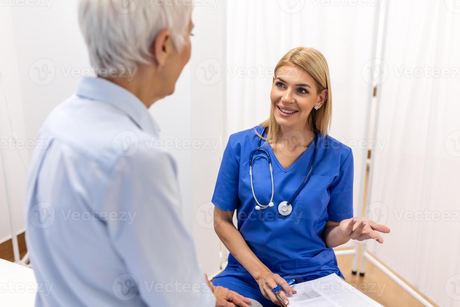 mayor mujer, médico y mayor paciente con bueno noticias, tableta y resultados para salud, Consejo y informe. contento médico, portapapeles con sonrisa, tecnología o apoyo en hospital foto