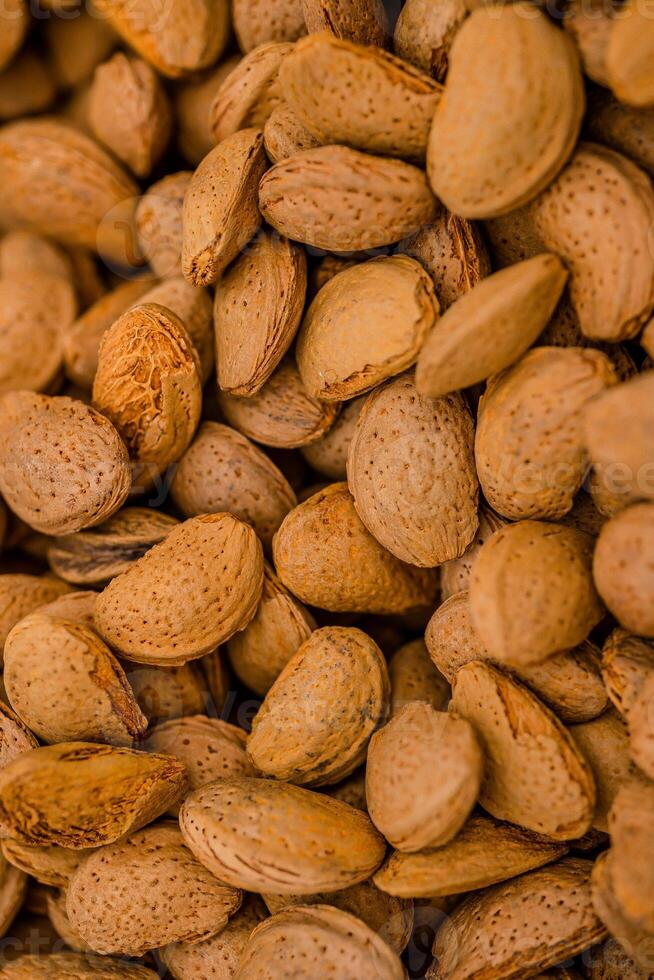 almendra nueces en un cesta en un de madera antecedentes. foto