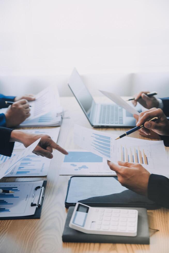 Meeting to present the Finance Executive business team. Discuss meetings to plan work, investment projects, analysis strategies, and discuss financial graphs and company budgets in the office. photo