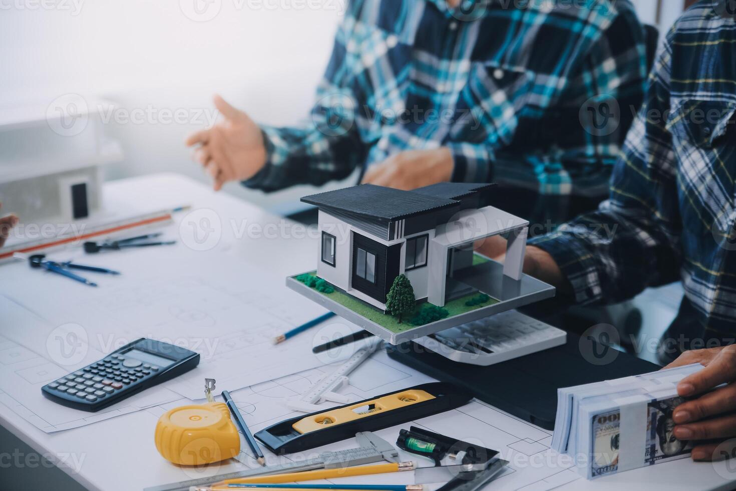 ingeniero personas reunión trabajando y señalando a un dibujos en oficina para que se discute. Ingenieria herramientas y construcción concepto. foto