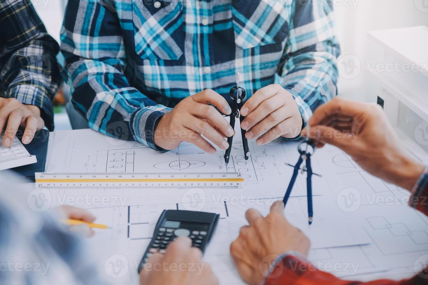 ingeniero personas reunión trabajando y señalando a un dibujos en oficina para que se discute. Ingenieria herramientas y construcción concepto. foto