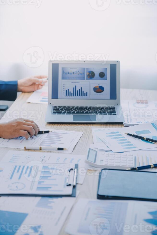 Meeting to present the Finance Executive business team. Discuss meetings to plan work, investment projects, analysis strategies, and discuss financial graphs and company budgets in the office. photo