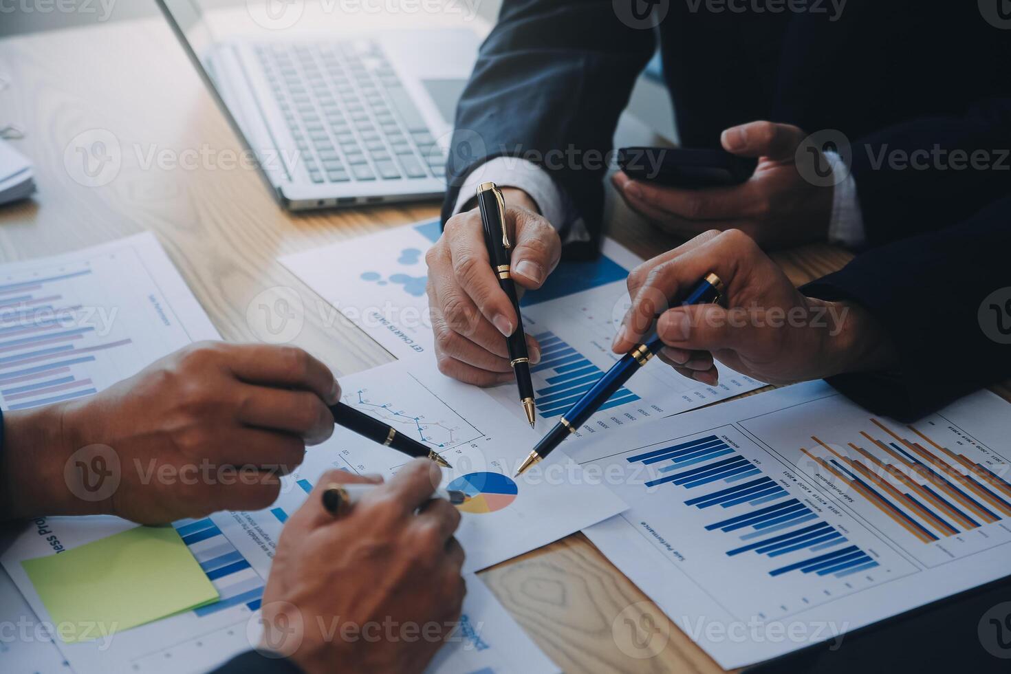 reunión a presente el Finanzas ejecutivo negocio equipo. discutir reuniones a plan trabajar, inversión proyectos, análisis estrategias, y discutir financiero gráficos y empresa presupuestos en el oficina. foto