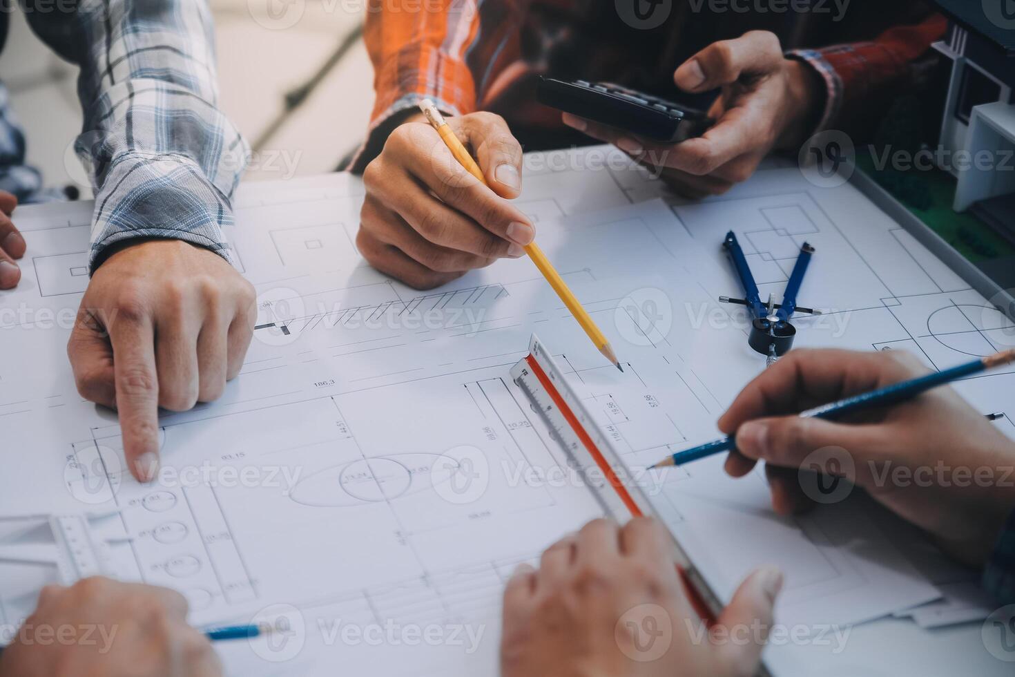 ingeniero personas reunión trabajando y señalando a un dibujos en oficina para que se discute. Ingenieria herramientas y construcción concepto. foto