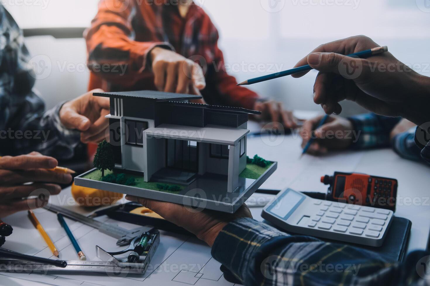 ingeniero personas reunión trabajando y señalando a un dibujos en oficina para que se discute. Ingenieria herramientas y construcción concepto. foto