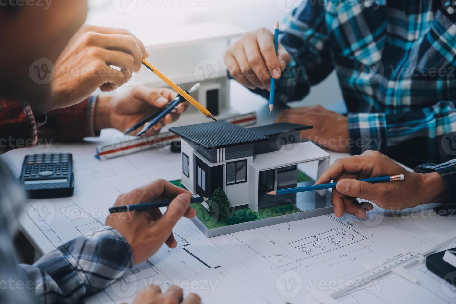 ingeniero personas reunión trabajando y señalando a un dibujos en oficina para que se discute. Ingenieria herramientas y construcción concepto. foto