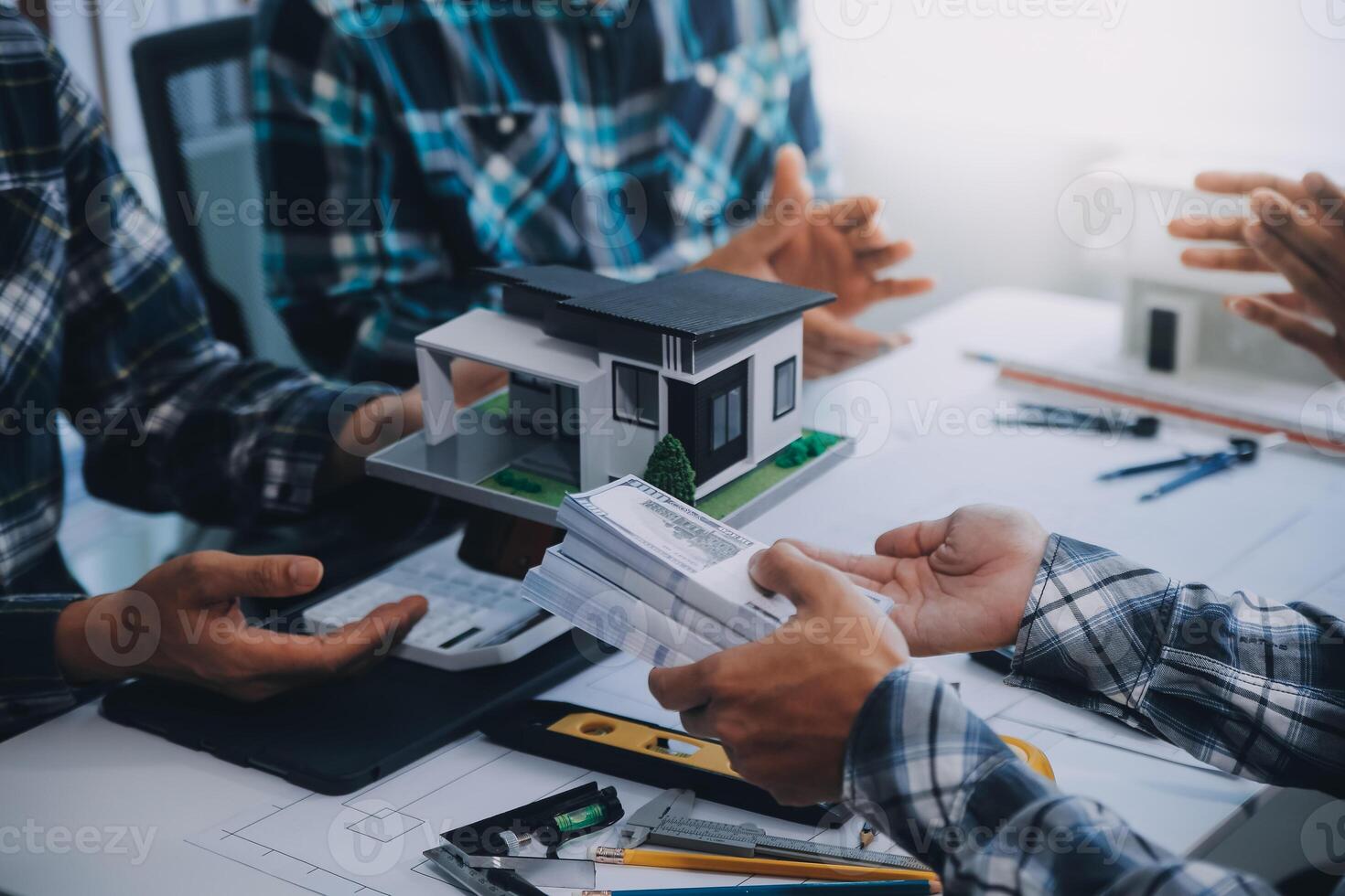 ingeniero personas reunión trabajando y señalando a un dibujos en oficina para que se discute. Ingenieria herramientas y construcción concepto. foto