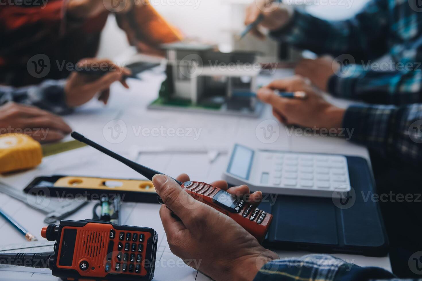 ingeniero personas reunión trabajando y señalando a un dibujos en oficina para que se discute. Ingenieria herramientas y construcción concepto. foto