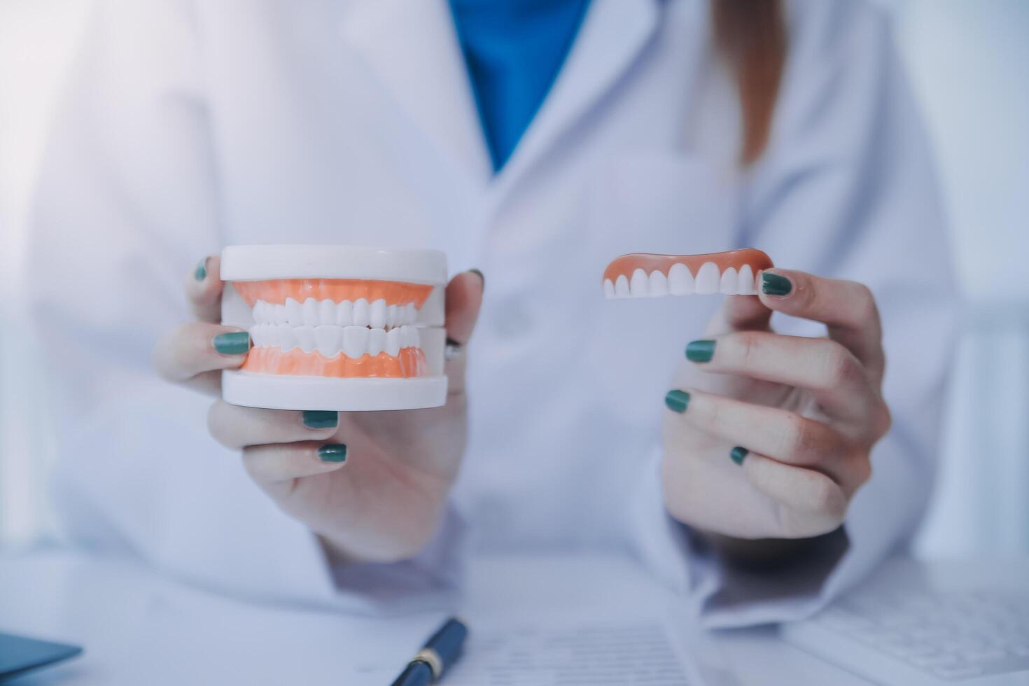 los dentistas están discutiendo problemas dentales al informar la imagen de rayos X en la pantalla del portátil a los pacientes. foto