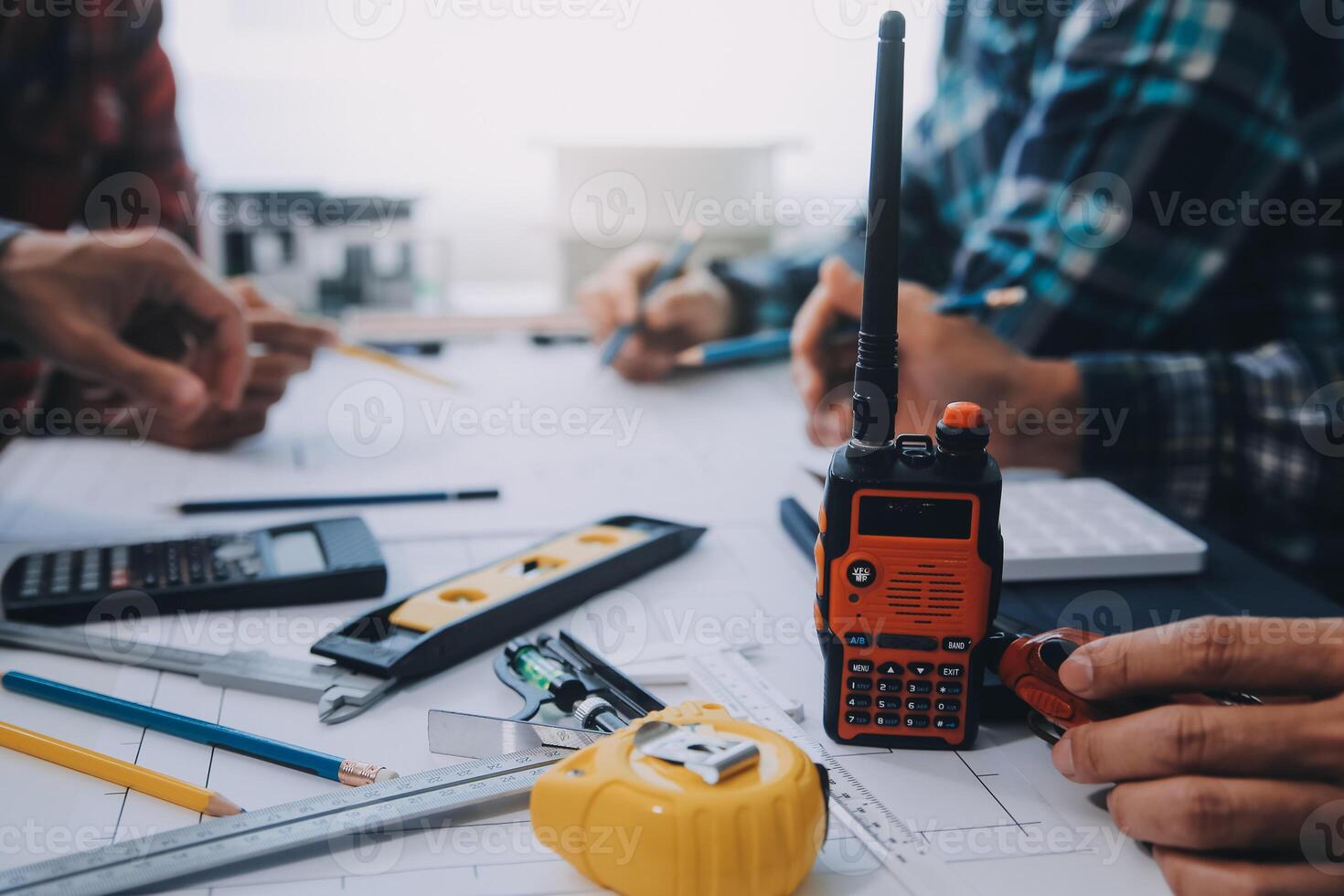 ingeniero personas reunión trabajando y señalando a un dibujos en oficina para que se discute. Ingenieria herramientas y construcción concepto. foto